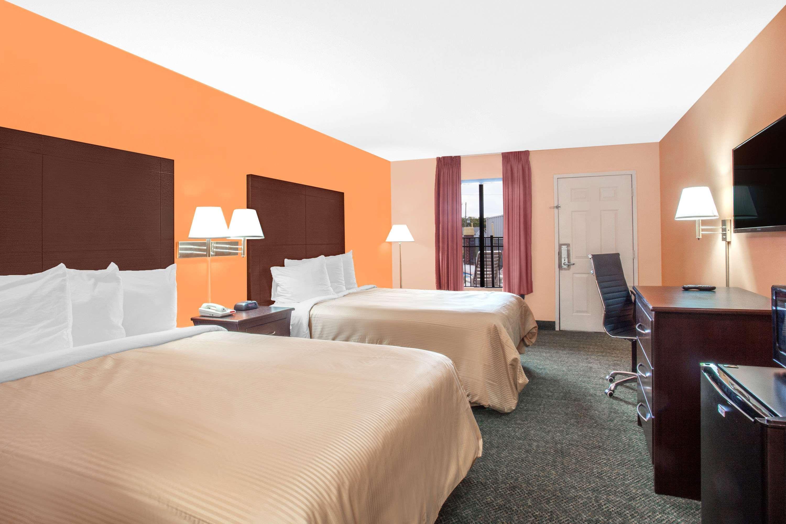 Days Inn By Wyndham Moulton Exterior photo
