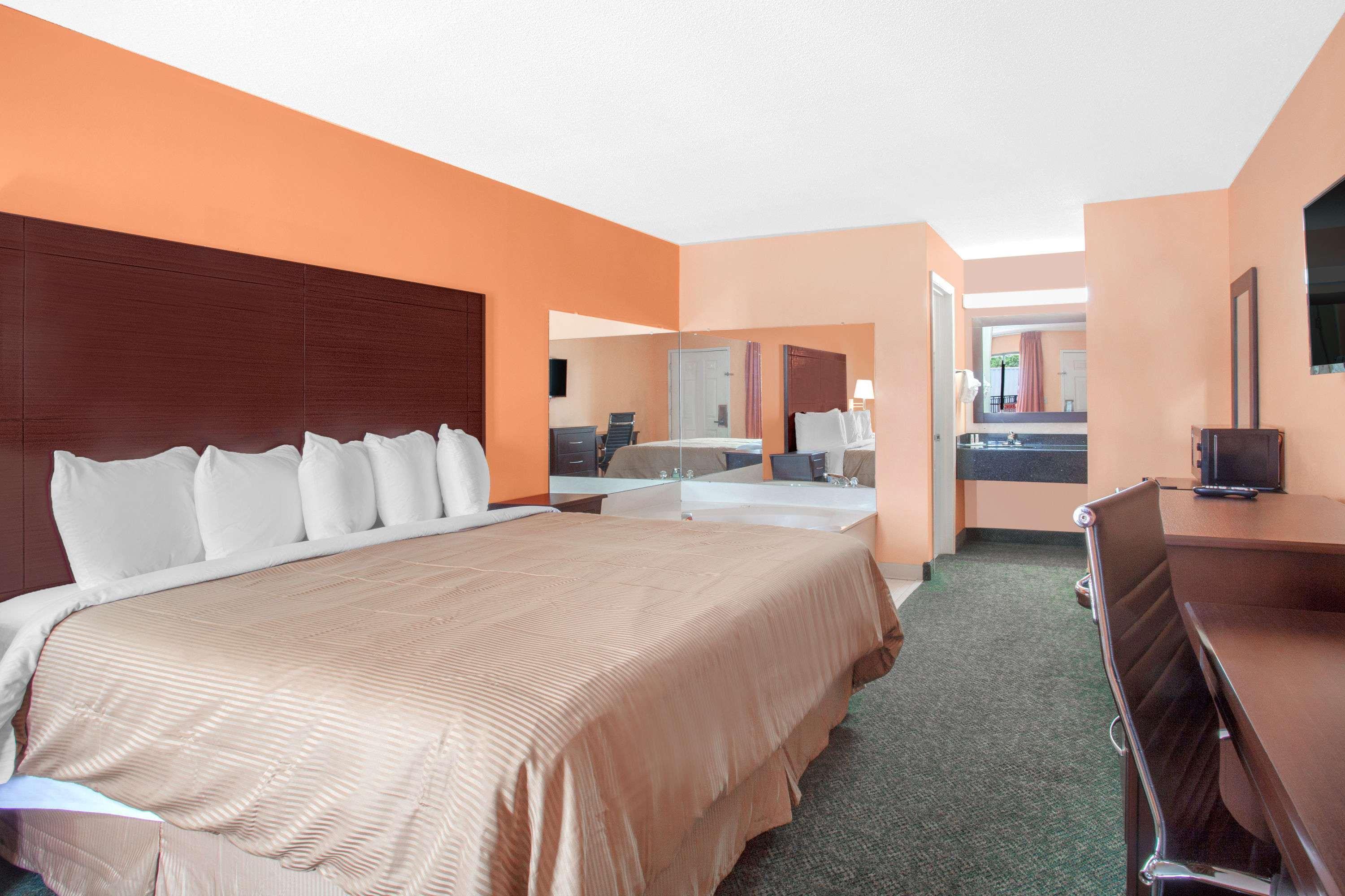 Days Inn By Wyndham Moulton Exterior photo