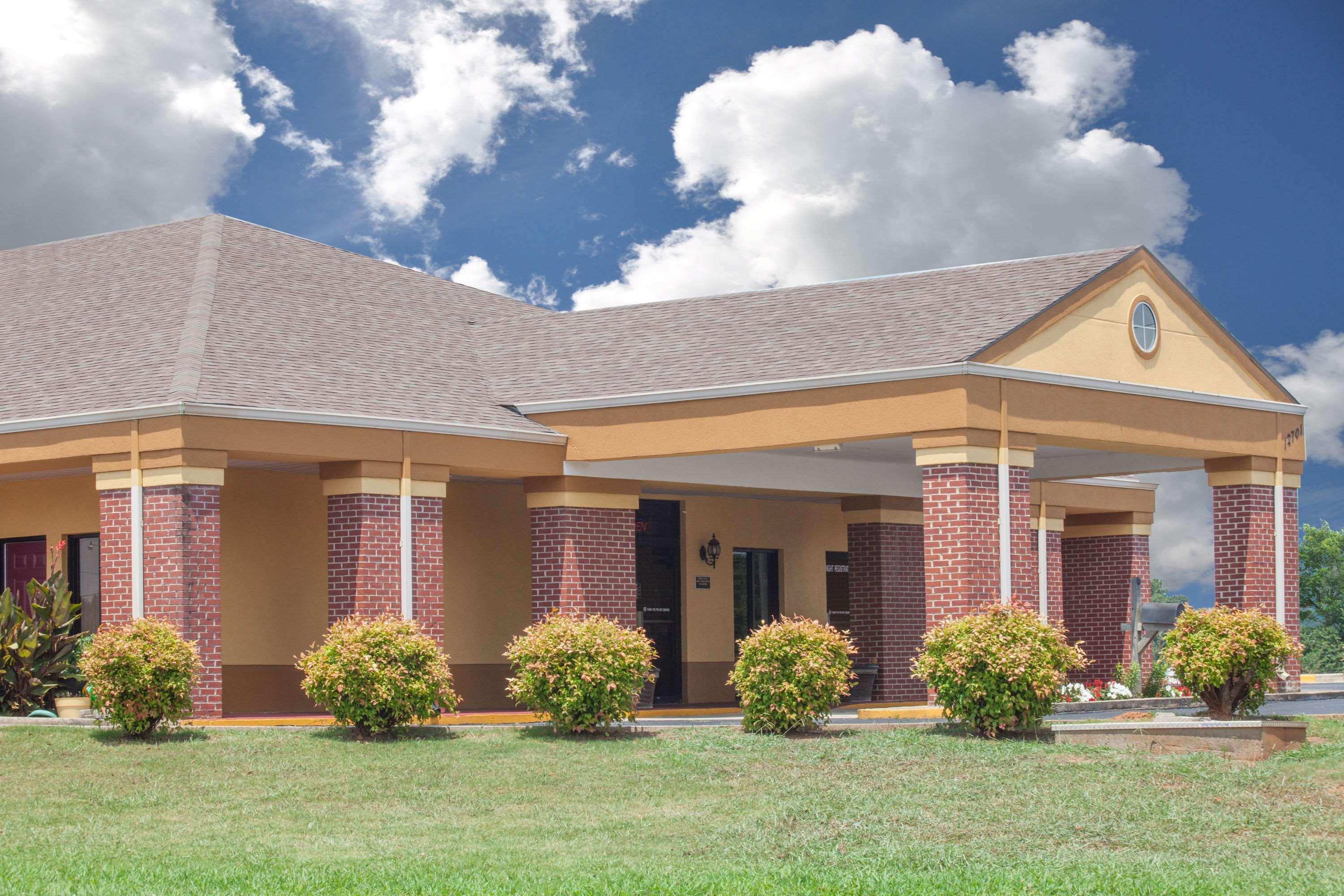Days Inn By Wyndham Moulton Exterior photo